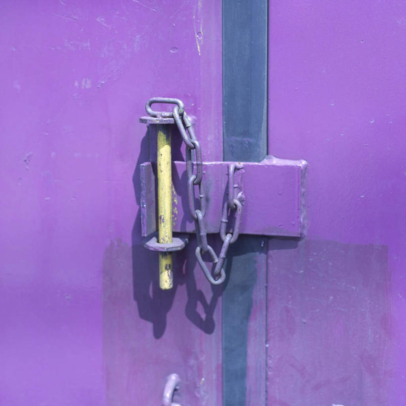 无人,方图,室外,特写,白天,正面,安全,防护,集装箱,锁,紫色,箱子,保护,锁链,保险,私密,保全,周全,安稳,安定,防盗,平安,彩图