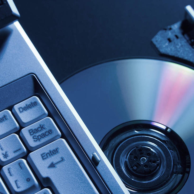 无人,方图,俯视,室内,特写,白天,电脑,笔记本电脑,数据,静物,敲打,黑色背景,网络,信息,光盘,光碟,存储介质,输入,通讯设备,一个,打字,摄影,影棚,单个,碟片,点击,光驱,敲击,存储,无线,通信设备,无线网络,无线上网,便携式电脑,按键,手提电脑,彩图,高角度拍摄,影棚拍摄,拍摄