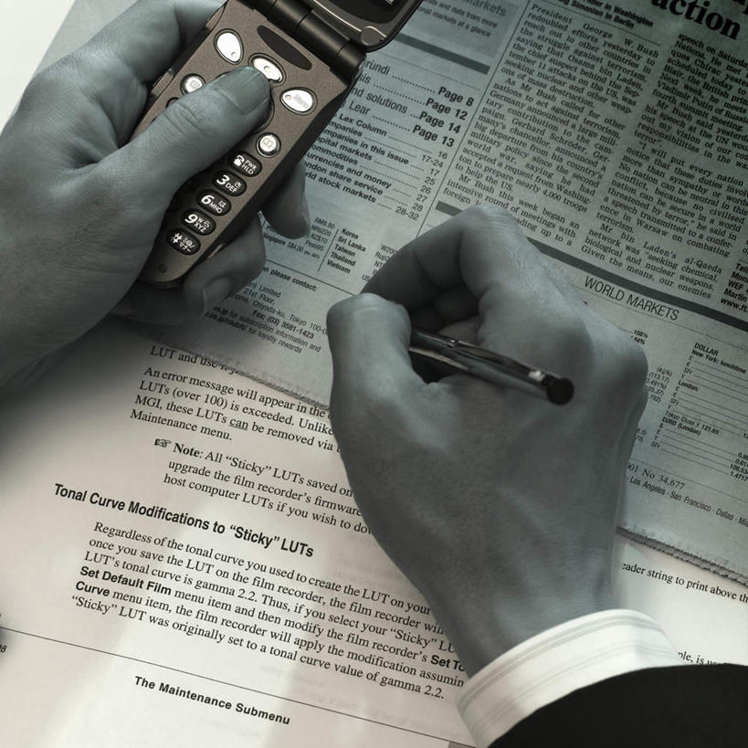 西方人,手,一个人,打电话,方图,俯视,室内,特写,白天,阅读,报纸,电话,手机,欧洲,欧洲人,双手,仅一个男性,仅一个人,握,写字,学习,笔,拿,拿着,通讯设备,仅一个年轻男性,看,两只,手部,浏览,握着,摄影,影棚,书写,交流,男人,男性,年轻男性,白种人,沟通,通话,半身,彩图,高角度拍摄,影棚拍摄,拍摄