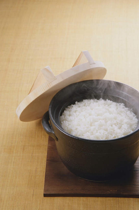 米饭,无人,竖图,俯视,室内,特写,白天,烹饪,木制,蒸汽,砂锅,日本料理,料理,食品,锅盖,陶瓷制品,饭,锅,菜肴,美食,食物,一个,黑色,日式料理,日式,摄影,佳肴,影棚,单个,五谷,餐垫,厨房器具,彩图,高角度拍摄,影棚拍摄,拍摄