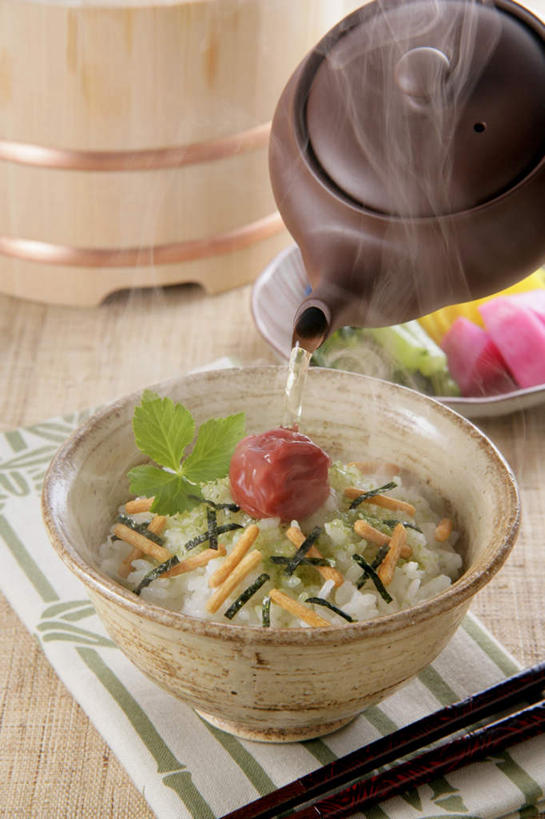 米饭,无人,竖图,俯视,室内,特写,白天,烹饪,筷子,蔬菜,餐具,叶子,一堆,倒,堆叠,堆积,蒸汽,木桶,陶瓷,日本料理,绿茶,料理,食品,陶瓷制品,紫菜,话梅,酱菜,文化,传统,菜肴,美食,食物,一个,茶壶,碗,日式料理,日式,摄影,佳肴,影棚,餐布,单个,堆,礼节,礼仪,酸黄瓜,进餐用具,彩图,高角度拍摄,影棚拍摄,拍摄