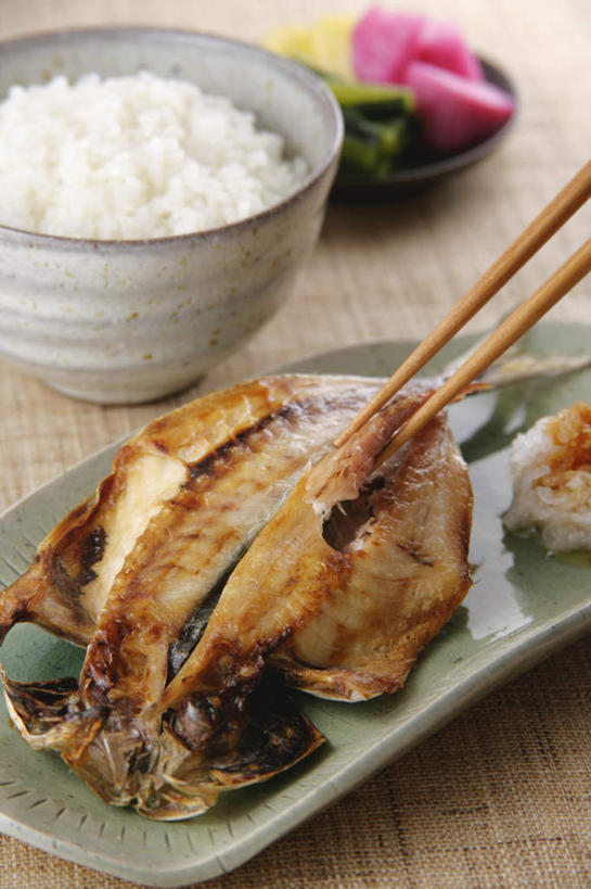 米饭,无人,竖图,俯视,室内,特写,白天,烹饪,筷子,餐具,碟子,盘,日本料理,料理,食品,鲭鱼,酱菜,文化,传统,菜肴,美食,食物,一个,盘子,碟,碗,日式料理,日式,摄影,佳肴,影棚,单个,礼节,礼仪,酸黄瓜,进餐用具,彩图,高角度拍摄,影棚拍摄,拍摄