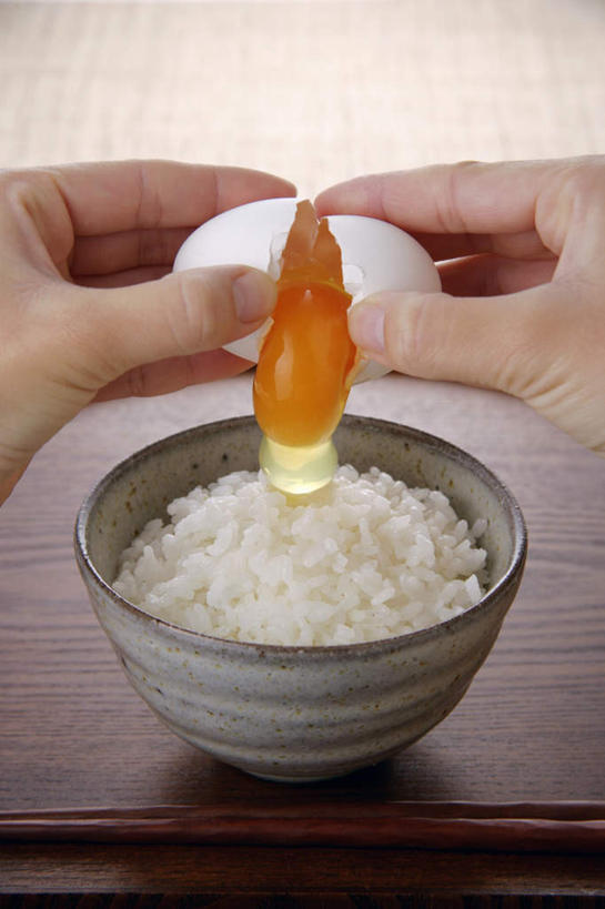 米饭,东方人,手,一个人,竖图,俯视,室内,特写,白天,烹饪,筷子,餐具,亚洲,双手,仅一个年轻女性,仅一个女性,仅一个人,陶瓷,蛋,蛋白,蛋黄,蛋清,鸡蛋,日本料理,料理,食品,陶瓷制品,饭,黄种人,文化,传统,菜肴,美食,食物,碗,日式料理,两只,日式,手部,摄影,佳肴,影棚,礼节,五谷,掉落,礼仪,掰开,草鸡蛋,年轻女性,女人,女性,亚洲人,进餐用具,半身,彩图,高角度拍摄,影棚拍摄,拍摄