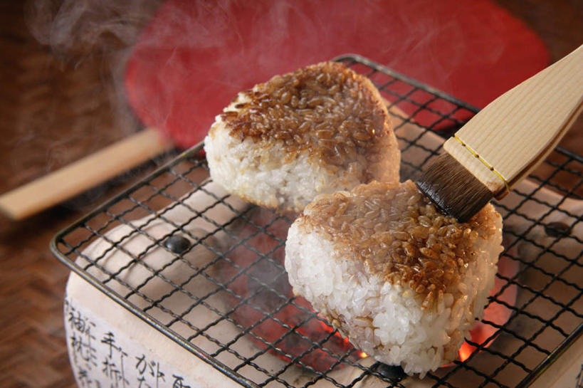 饭团,无人,横图,俯视,室内,特写,白天,烹饪,煤炭,雾,火,沸腾,金属,蒸汽,标志,扇子,文字,字符,字母,日本料理,料理,食品,水蒸气,燃烧,烧烤架,标识,菜肴,美食,食物,两个,刷子,日式料理,日式,摄影,佳肴,影棚,烤焦,彩图,高角度拍摄,影棚拍摄,拍摄