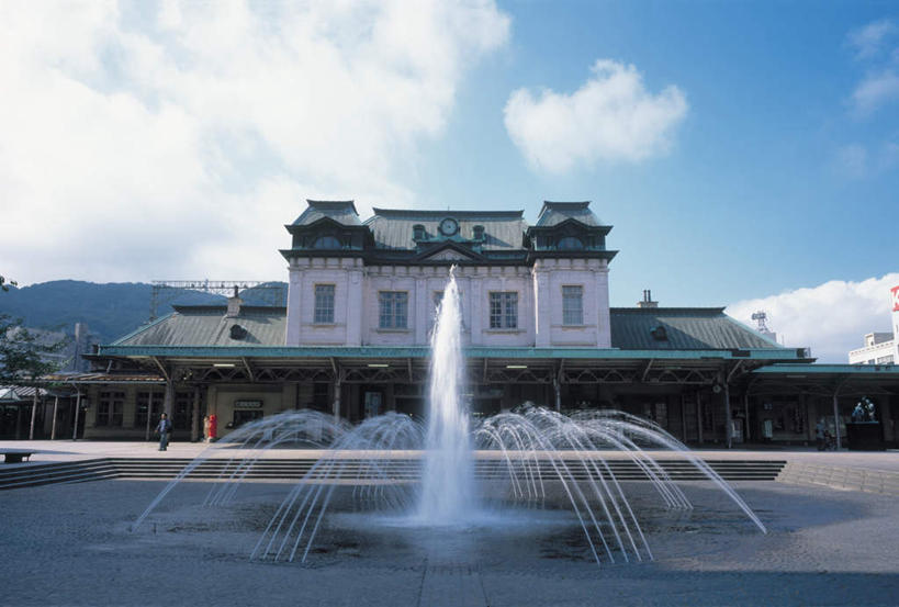 无人,广场,横图,室外,白天,仰视,旅游,度假,美景,名胜古迹,楼梯,城市风光,标志建筑,城市,地标,建筑,喷泉,车站,福冈县,日本,亚洲,遗迹,阶梯,景观,云,云朵,云彩,古迹,文物,娱乐,建设,古建筑,台阶,蓝色,白云,蓝天,天空,天,享受,休闲,旅游胜地,景色,放松,晴朗,古文明,东亚,福冈,日本国,九州本岛,九州,九州岛,九州地方,北九州市,门司港,晴空,彩图,低角度拍摄