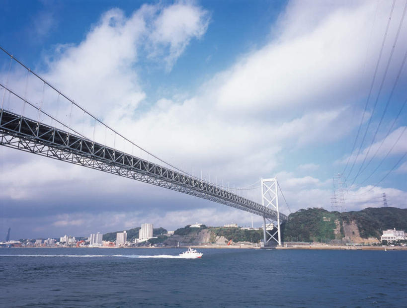 无人,横图,室外,白天,仰视,旅游,度假,海浪,海洋,美景,名胜古迹,山,山脉,城市风光,标志建筑,城市,大桥,地标,建筑,立交桥,桥梁,福冈县,日本,亚洲,波纹,飞溅,遗迹,溅,液体,景观,浪花,山峰,云,云朵,高架,斜拉桥,桥,游艇,山峦,云彩,古迹,文物,娱乐,建设,古建筑,游轮,蓝色,白云,蓝天,水纹,天空,海水,船尾波,波浪,群山,天,享受,休闲,旅游胜地,景色,放松,晴朗,喷洒,海景,古文明,东亚,福冈,日本国,九州本岛,九州,九州岛,九州地方,北九州市,关门桥,大海,风浪,海,海水的波动,近岸浪,涌浪,晴空,彩图,低角度拍摄