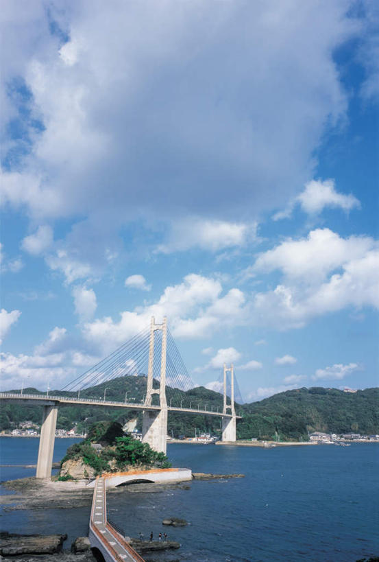 四个人,竖图,室外,白天,正面,海浪,海洋,礁石,石头,森林,山,山脉,树林,植物,大桥,立交桥,桥梁,日本,亚洲,石子,浪花,山峰,云,云朵,高架,斜拉桥,桥,山峦,云彩,树,树木,蓝色,绿色,白云,蓝天,天空,自然,海水,群山,天,生长,晴朗,成长,海景,东亚,日本国,九州本岛,九州,九州岛,佐贺,佐贺县,九州地方,大海,风浪,海,海水的波动,礁,近岸浪,石块,岩石,涌浪,晴空,彩图,全身