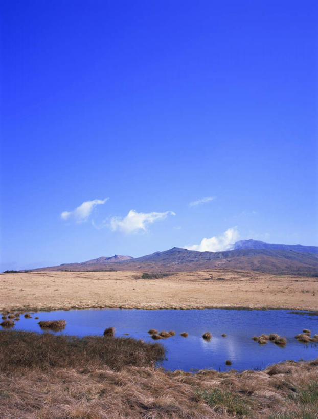 无人,竖图,室外,白天,正面,旅游,度假,湖,湖泊,美景,山,山脉,水,植物,日本,亚洲,枯萎,湖面,景观,山峰,水流,水面,云,云朵,枯草,山峦,云彩,娱乐,草,黄色,蓝色,白云,蓝天,天空,自然,湖水,群山,天,享受,休闲,景色,放松,晴朗,自然风光,东亚,日本国,九州本岛,九州,九州岛,九州地方,熊本,熊本县,晴空,彩图