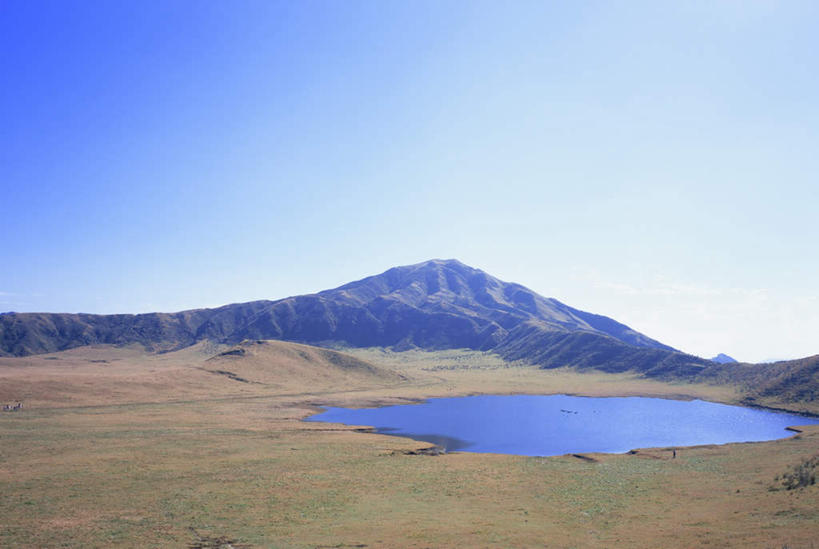 无人,横图,室外,白天,正面,旅游,度假,湖,湖泊,美景,山,山脉,水,植物,日本,亚洲,枯萎,湖面,景观,山峰,水流,水面,枯草,山峦,娱乐,草,黄色,蓝色,蓝天,天空,自然,湖水,群山,天,享受,休闲,景色,放松,晴朗,自然风光,东亚,万里无云,日本国,九州本岛,九州,九州岛,九州地方,熊本,熊本县,晴空,晴空万里,彩图