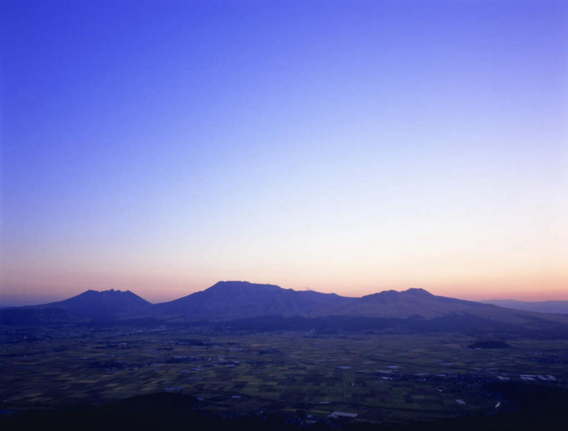 无人,农田,横图,室外,白天,正面,旅游,度假,庄稼,美景,日落,山,山脉,日本,亚洲,景观,山峰,晚霞,霞光,山峦,娱乐,自然,黄昏,群山,享受,休闲,景色,彩霞,放松,自然风光,东亚,日本国,九州本岛,九州,九州岛,九州地方,熊本,熊本县,夕阳,彩图,耕地,庄稼田