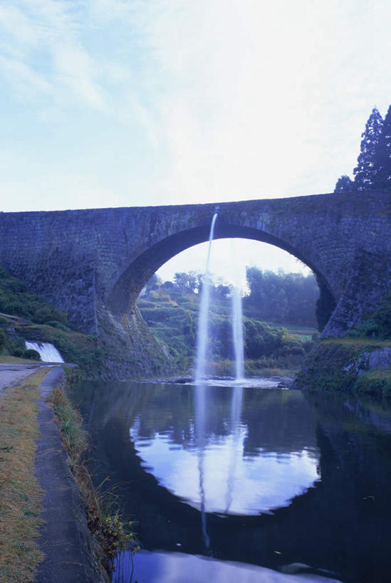 无人,竖图,室外,白天,正面,旅游,度假,草地,草坪,湖,湖泊,美景,水,植物,日本,亚洲,木板,湖面,景观,水流,水面,云,云朵,桥,木桥,云彩,娱乐,栈桥,草,树,树木,蓝色,绿色,白云,蓝天,天空,自然,湖水,天,享受,休闲,景色,放松,生长,晴朗,成长,人行桥,木板桥,自然风光,东亚,日本国,九州本岛,九州,九州岛,九州地方,熊本,熊本县,晴空,彩图