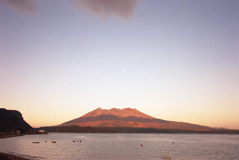 无人,横图,室外,白天,正面,旅游,度假,海浪,海洋,火山,美景,日落,山,山脉,树林,植物,船,鹿儿岛,日本,亚洲,景观,浪花,山峰,晚霞,霞光,云,云朵,木船,游艇,山峦,云彩,娱乐,游轮,树,树木,绿色,天空,自然,海水,黄昏,群山,天,享受,休闲,景色,彩霞,放松,生长,晴朗,成长,自然风光,海景,东亚,日本国,九州本岛,九州,九州岛,九州地方,鹿儿岛县,樱岛火山,大海,风浪,海,海水的波动,活火山,近岸浪,死火山,休眠火山,涌浪,晴空,夕阳,彩图