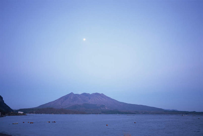 无人,横图,室外,白天,正面,旅游,度假,海浪,海洋,火山,美景,日落,山,山脉,树林,植物,船,鹿儿岛,日本,亚洲,景观,浪花,山峰,晚霞,霞光,木船,游艇,山峦,娱乐,游轮,树,树木,绿色,天空,自然,海水,黄昏,群山,天,享受,休闲,景色,彩霞,放松,生长,晴朗,成长,自然风光,海景,东亚,日本国,九州本岛,九州,九州岛,九州地方,鹿儿岛县,樱岛火山,大海,风浪,海,海水的波动,活火山,近岸浪,死火山,休眠火山,涌浪,晴空,夕阳,彩图