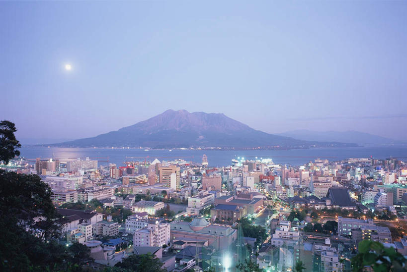 无人,横图,俯视,航拍,室外,白天,旅游,度假,海浪,海洋,火山,名胜古迹,日落,山,山脉,树林,植物,标志建筑,地标,建筑,船,鹿儿岛,日本,亚洲,遗迹,浪花,山峰,晚霞,霞光,云,云朵,灯光,木船,游艇,山峦,云彩,古迹,文物,娱乐,建设,古建筑,游轮,树,树木,蓝色,绿色,白云,蓝天,天空,自然,海水,黄昏,群山,天,享受,休闲,旅游胜地,彩霞,放松,生长,晴朗,成长,鸟瞰,海景,古文明,东亚,日本国,九州本岛,九州,九州岛,九州地方,鹿儿岛县,樱岛火山,大海,风浪,海,海水的波动,活火山,近岸浪,死火山,休眠火山,涌浪,晴空,夕阳,彩图,高角度拍摄