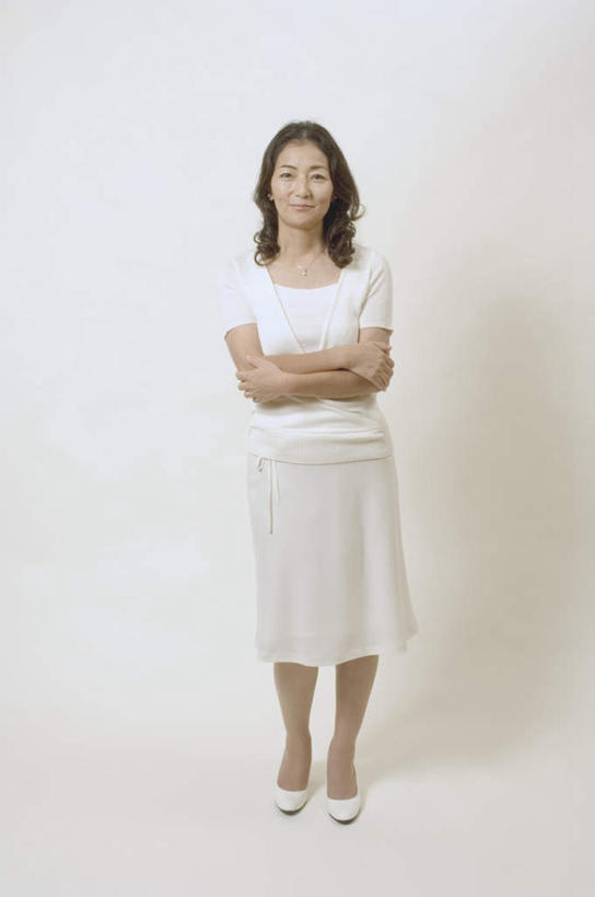 东方人,一个人,站,笑,微笑,露齿笑,竖图,室内,白天,白色背景,正面,裙子,亚洲,仅一个女性,仅一个人,连衣裙,注视,黄种人,白色,观察,看,站着,仅一个中年女性,摄影,影棚,观看,察看,关注,手抱胸,女人,女性,中年女性,亚洲人,站立,彩图,全身,影棚拍摄,拍摄