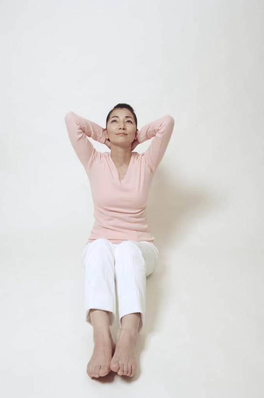 东方人,一个人,坐,仰卧起坐,竖图,室内,白天,白色背景,正面,锻炼,运动,亚洲,仅一个女性,仅一个人,服装,注视,休闲装,黄种人,衣服,粉色,白色,观察,看,仅一个中年女性,休闲,休闲服,摄影,服饰,影棚,观看,察看,关注,手抱头,体育,女人,女性,中年女性,亚洲人,仰卧,坐着,彩图,全身,影棚拍摄,健身,拍摄