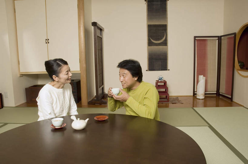 东方人,两个人,夫妻,客厅,坐,笑,微笑,露齿笑,横图,室内,白天,正面,爱情,餐桌,屏风,桌子,亚洲,握,服装,杯垫,浪漫,注视,休闲装,黄种人,相视,衣服,绿色,白色,茶壶,观察,看,张嘴,休闲,面对面,休闲服,恩爱,握着,恋人,服饰,餐台,观看,对视,察看,起居室,关注,相对,张大嘴巴,相看,男人,男性,女人,女性,中年男性,中年女性,亚洲人,情侣,茶杯,张开嘴,坐着,半身,彩图,伴侣