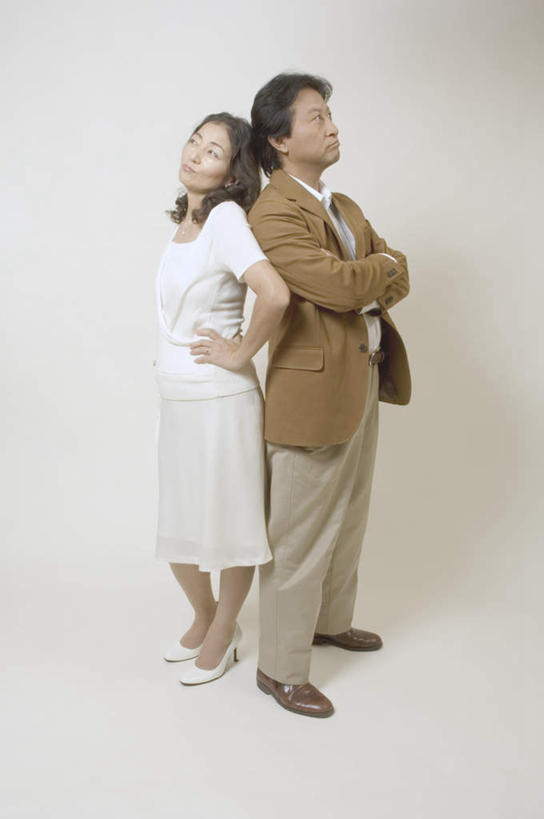 东方人,两个人,夫妻,站,竖图,室内,白天,白色背景,正面,裙子,爱情,安全,亚洲,连衣裙,服装,咖啡色,浪漫,依靠,注视,休闲装,黄种人,手叉腰,衣服,白色,观察,看,倚靠,站着,背靠背,休闲,休闲服,恩爱,背对背,恋人,摄影,服饰,影棚,观看,察看,关注,手抱胸,信任,男人,男性,女人,女性,中年男性,中年女性,亚洲人,情侣,站立,彩图,全身,影棚拍摄,拍摄,伴侣