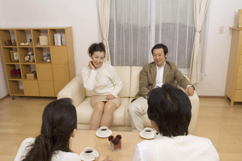 东方人,背部,四个人,伙伴,朋友,客厅,坐,笑,微笑,露齿笑,横图,室内,白天,正面,友谊,窗户,窗帘,柜子,沙发,亚洲,服装,茶几,注视,休闲装,黄种人,玻璃窗,壁画,衣服,橱柜,观察,看,张嘴,聊天,休闲,休闲服,服饰,观看,察看,起居室,关注,张大嘴巴,友情,男人,男性,女人,女性,中年男性,中年女性,亚洲人,张开嘴,坐着,半身,彩图,皮沙发