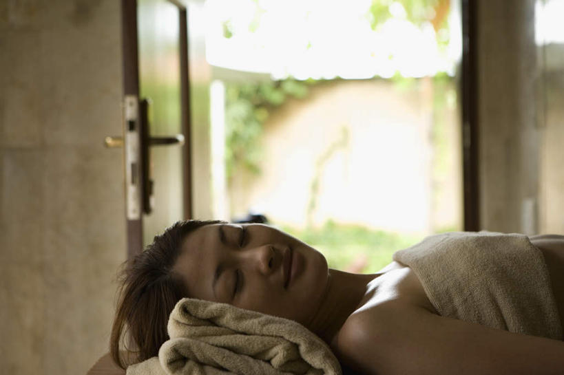 东方人,一个人,躺,闭眼,睡,横图,室内,白天,侧面,门,亚洲,仅一个年轻女性,仅一个女性,仅一个人,浴巾,黄种人,毛巾,门框,遮,遮挡,遮盖,遮蔽,卧着,年轻女性,女人,女性,亚洲人,闭眼睛,闭着眼,闭着眼睛,困,困觉,寝息,睡觉,躺着,卧,半身,彩图,房子