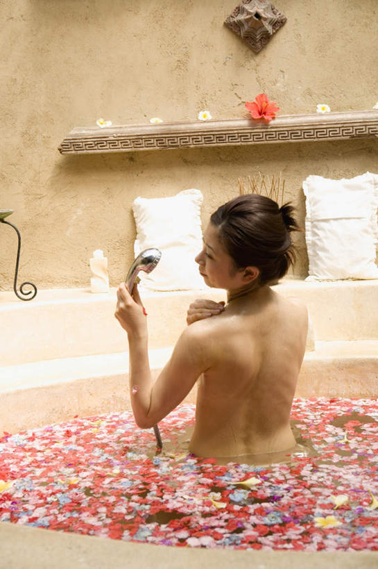 东方人,一个人,竖图,彩色,室内,白天,正面,靠垫,卫生间,浴室,亚洲,仅一个年轻女性,仅一个女性,仅一个人,许多,握,靠枕,拿,拿着,黄种人,裸露,莲蓬头,花瓣,抱枕,枕头,握着,浴池,年轻女性,女人,女性,亚洲人,淋浴房,半身,彩图,冲凉房,沐浴间,沐浴室