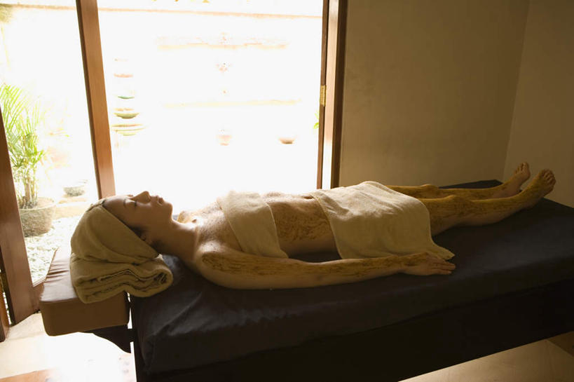 东方人,一个人,躺,闭眼,横图,俯视,室内,白天,房间,门,亚洲,仅一个年轻女性,仅一个女性,仅一个人,浴巾,黄种人,毛巾,门框,遮,遮挡,遮盖,按摩床,遮蔽,卧着,年轻女性,女人,女性,亚洲人,闭眼睛,闭着眼,闭着眼睛,躺着,卧,彩图,高角度拍摄,全身