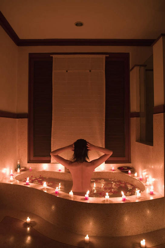 东方人,一个人,竖图,室内,白天,窗户,窗帘,卫生间,浴室,蜡烛,亚洲,仅一个年轻女性,仅一个女性,仅一个人,许多,抓头,黄种人,裸露,花瓣,背面,沐浴露,浴池,裸,年轻女性,女人,女性,亚洲人,淋浴房,半身,彩图,冲凉房,沐浴间,沐浴室