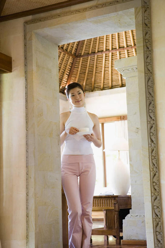 东方人,一个人,站,捧,笑,微笑,露齿笑,竖图,室内,白天,仰视,房间,门,桌子,杯子,亚洲,仅一个年轻女性,仅一个女性,仅一个人,瓷器,咖啡杯,陶瓷制品,黄种人,门框,站着,瓷杯,年轻女性,女人,女性,亚洲人,端,端着,捧着,手捧,站立,半身,彩图,低角度拍摄