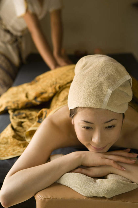 东方人,两个人,按摩师,站,竖图,室内,白天,正面,按摩,美容,亚洲,护肤,头巾,浴巾,黄种人,毛巾,趴着,站着,保养,享受,休闲,放松,SPA水疗,保健,温泉浴场,裹,养颜,指压,按摩床,年轻女性,女人,女性,亚洲人,技师,矿泉疗养地,趴,站立,半身,彩图,水疗,推拿