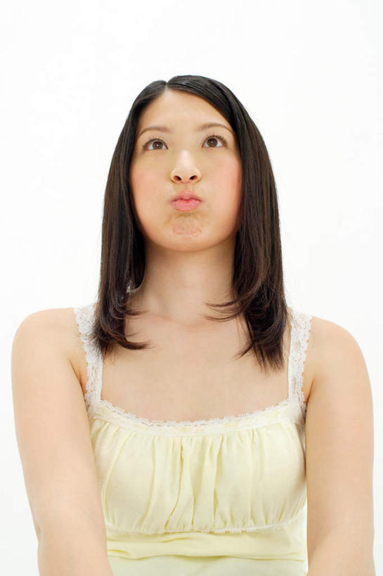 东方人,一个人,站,竖图,室内,白天,白色背景,正面,亚洲,仅一个年轻女性,仅一个女性,仅一个人,注视,吊带衫,黄种人,白色,嘟嘴,观察,看,站着,撅嘴,摄影,影棚,观看,察看,关注,年轻女性,女人,女性,亚洲人,站立,半身,彩图,影棚拍摄,拍摄