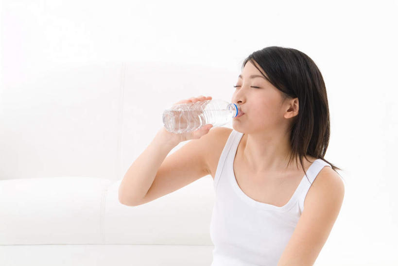 东方人,一个人,横图,室内,白天,白色背景,正面,水,沙发,亚洲,仅一个年轻女性,仅一个女性,仅一个人,喝水,服装,液体,拿,拿着,注视,休闲装,黄种人,饮用水,衣服,白色,瓶子,塑料制品,矿泉水,观察,看,休闲,休闲服,塑料瓶,摄影,服饰,影棚,观看,察看,关注,蒸馏水,年轻女性,女人,女性,亚洲人,半身,彩图,影棚拍摄,拍摄,皮沙发