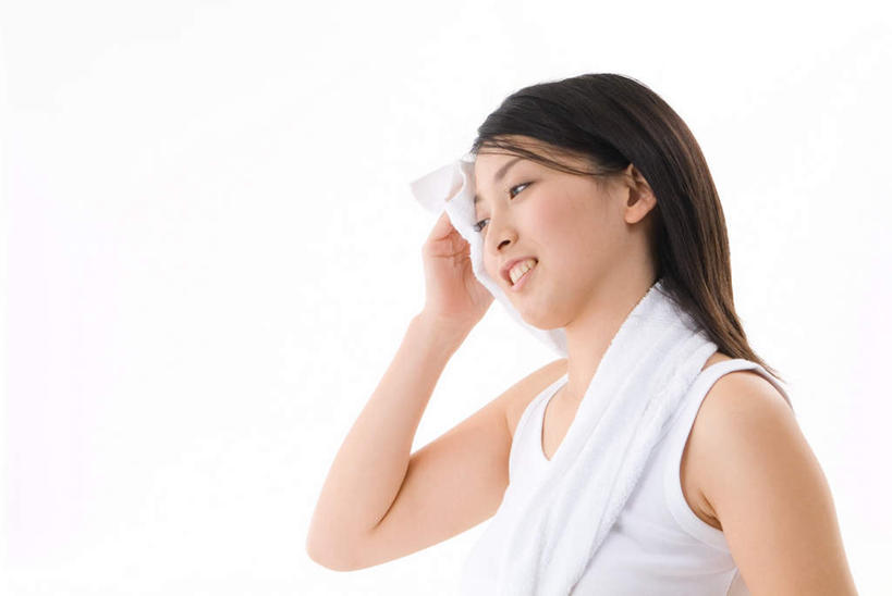 东方人,一个人,站,笑,微笑,露齿笑,横图,室内,白天,白色背景,正面,亚洲,仅一个年轻女性,仅一个女性,仅一个人,服装,纺织物,拿,拿着,注视,休闲装,黄种人,衣服,毛巾,擦汗,观察,看,清洁,站着,休闲,休闲服,摄影,服饰,影棚,观看,保暖,察看,关注,透气,防水,储水,耐磨,吸水,年轻女性,女人,女性,亚洲人,站立,半身,彩图,影棚拍摄,拍摄