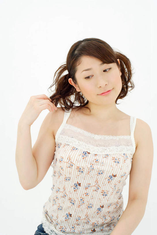 东方人,头发,一个人,站,笑,微笑,露齿笑,竖图,室内,白天,白色背景,正面,亚洲,仅一个年轻女性,仅一个女性,仅一个人,服装,注视,吊带衫,休闲装,黄种人,衣服,观察,看,站着,休闲,休闲服,抓,摄影,服饰,影棚,观看,察看,抓着,关注,年轻女性,女人,女性,亚洲人,站立,半身,彩图,影棚拍摄,拍摄