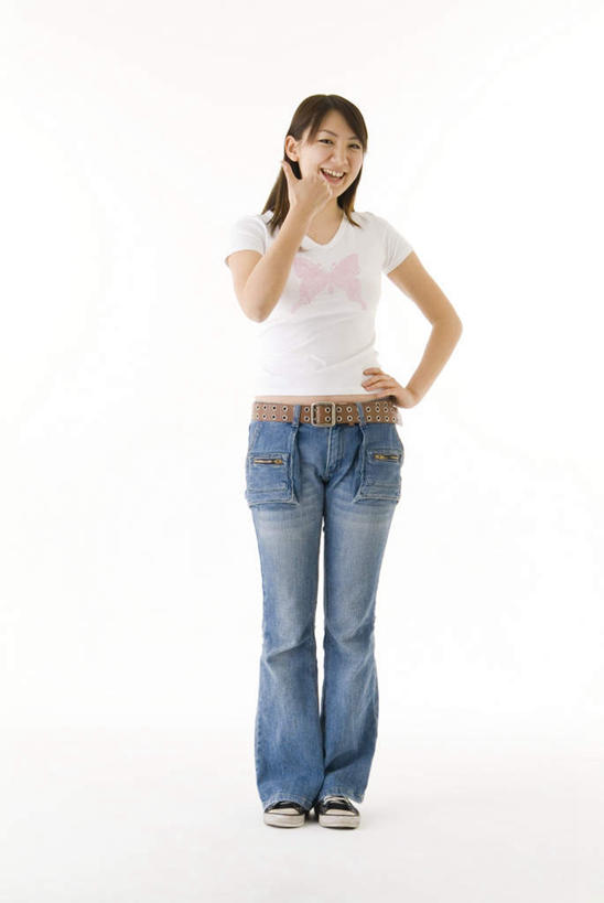 东方人,一个人,站,笑,微笑,露齿笑,竖图,室内,白天,白色背景,正面,智慧,亚洲,仅一个年轻女性,仅一个女性,仅一个人,突出,服装,注视,休闲装,黄种人,称赞,表扬,手叉腰,衣服,观察,看,手势,站着,休闲,休闲服,竖,摄影,服饰,影棚,观看,翘,高,察看,夸奖,优秀,关注,好,妙,顺利,出色,超群,杰出,卓越,奇妙,聪明,年轻女性,女人,女性,亚洲人,大拇指,站立,彩图,全身,影棚拍摄,拍摄