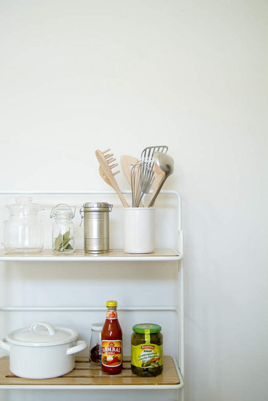 无人,竖图,俯视,室内,白天,烹饪,厨房,辣椒,蔬菜,厨具,金属制品,新鲜,金属,铲子,罐子,锅子,调料,食品,饭勺,调味品,调味料,锅,番茄酱,架子,玻璃制品,食物,玻璃瓶,瓶子,刷子,有机食品,绿色食品,锅具,厨房器具,烹饪用具,辣角,红海椒,大椒,辣虎,广椒,烹调用具,辣子,红辣椒,海椒,番椒,烹调,彩图,高角度拍摄,灶间