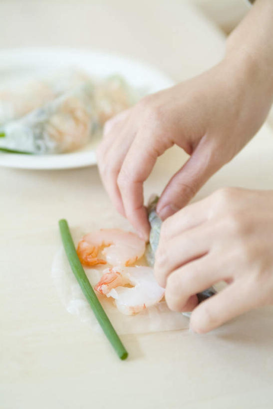 点心,东方人,手,一个人,竖图,俯视,室内,特写,白天,厨房,蔬菜,餐具,亚洲,双手,仅一个年轻女性,仅一个女性,仅一个人,新鲜,碟子,盘,虾仁,料理,食品,面点,黄种人,春卷,美食,食物,盘子,碟,手部,中式,有机食品,绿色食品,卷,薄饼,春饼,年轻女性,女人,女性,亚洲人,半身,彩图,高角度拍摄,灶间