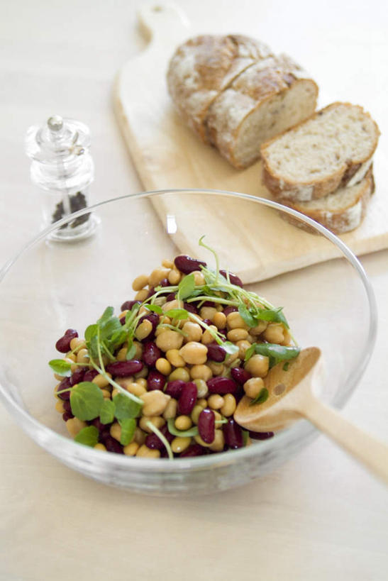 面包,无人,竖图,俯视,室内,特写,白天,叶子,玻璃,一堆,切开,堆叠,堆积,勺子,红豆,绿叶,玻璃制品,砧板,一个,木制品,容器,调羹,汤匙,碗,切,嫩叶,单个,储藏,堆,胡椒磨,储存,剖面,切面,叶,叶片,黄豆,彩图,高角度拍摄,贮存