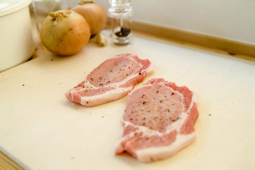 无人,横图,俯视,室内,特写,白天,烹饪,厨房,蔬菜,洋葱,厨具,金属制品,新鲜,金属,锅子,肉,食品,锅,猪排,猪肉,肉类,砧板,食物,一个,有机食品,绿色食品,单个,锅具,胡椒磨,肉食,烹饪用具,豚肉,烹调用具,圆葱,洋葱头,球葱,烹调,彩图,高角度拍摄,灶间