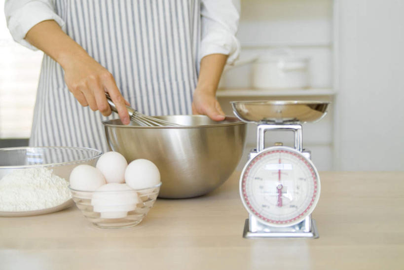 东方人,一个人,横图,室内,特写,白天,正面,仪器,厨房,桌子,玻璃,亚洲,仅一个年轻女性,仅一个女性,仅一个人,一堆,许多,堆叠,堆积,金属,粉末,蛋,鸡蛋,面粉,拿,粮食,拿着,黄种人,玻璃碗,玻璃制品,容器,打蛋器,搅拌器,碗,粉,储藏,堆,农产品,衡量,储存,计量,原材料,草鸡蛋,衡器,案秤,卵,粉状,年轻女性,女人,女性,亚洲人,秤,半身,彩图,灶间,贮存