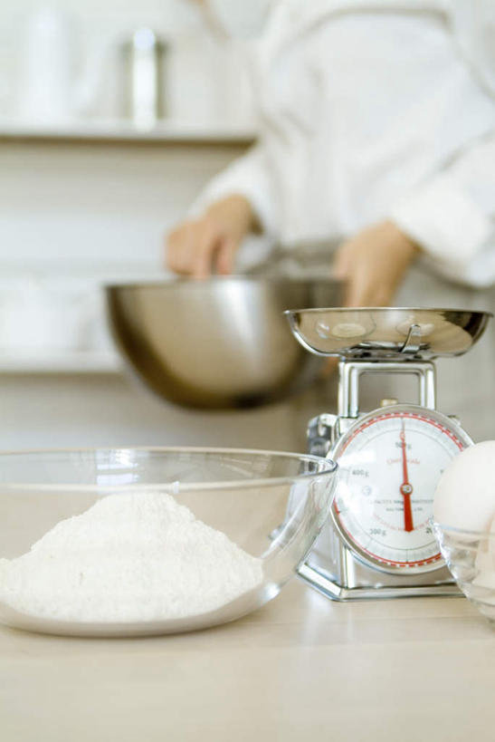 东方人,一个人,竖图,室内,特写,白天,正面,仪器,厨房,桌子,玻璃,亚洲,仅一个年轻女性,仅一个女性,仅一个人,一堆,堆叠,堆积,金属,粉末,蛋,鸡蛋,面粉,拿,粮食,拿着,黄种人,玻璃碗,玻璃制品,容器,碗,粉,储藏,堆,农产品,衡量,储存,计量,原材料,草鸡蛋,衡器,案秤,卵,粉状,年轻女性,女人,女性,亚洲人,秤,半身,彩图,灶间,贮存