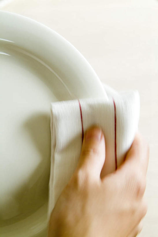 东方人,手,一个人,竖图,俯视,室内,特写,白天,餐具,厨具,亚洲,仅一个年轻女性,仅一个女性,仅一个人,擦,碟子,工具,盘,拿,拿着,黄种人,干净,抹布,盘子,碟,手部,擦拭,单手,卫生,年轻女性,女人,女性,亚洲人,洗涤用具,洗涤,半身,彩图,高角度拍摄