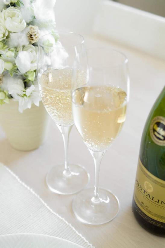 葡萄酒,无人,竖图,俯视,室内,特写,白天,奢侈,快乐,餐桌,桌子,杯子,圣诞节,节日,庆祝,盛开,高脚杯,花篮,浪漫,花蕾,文化,玻璃制品,酒,酒瓶,花,花瓣,花朵,鲜花,饮料,两个,酒杯,台布,香槟,花苞,花蕊,庆典,诱惑,餐台,纪念,香槟杯,气泡酒,起泡酒,汽酒,玻璃杯,彩图,高角度拍摄,高兴,欢笑