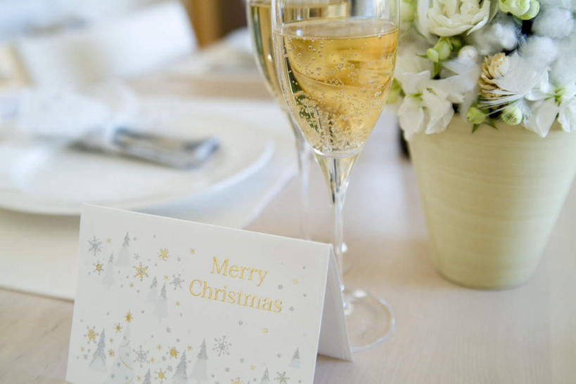 葡萄酒,无人,横图,室内,特写,白天,正面,奢侈,快乐,餐桌,桌子,杯子,餐具,圣诞节,节日,庆祝,盛开,碟子,高脚杯,花篮,盘,浪漫,花蕾,文化,圣诞快乐,玻璃制品,酒,花,花瓣,花朵,鲜花,饮料,两个,盘子,酒杯,卡片,碟,台布,香槟,花苞,花蕊,庆典,诱惑,餐台,纪念,香槟杯,气泡酒,起泡酒,汽酒,玻璃杯,进餐用具,烹调用具,彩图,高兴,欢笑