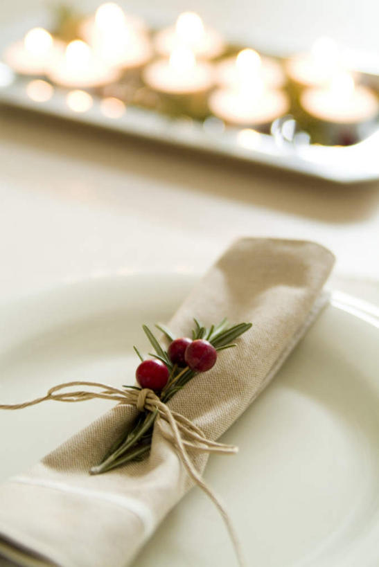 无人,竖图,俯视,室内,特写,白天,餐桌,桌子,餐具,蜡烛,圣诞节,一排,阴影,节日,庆祝,整齐,光线,包裹,碟子,火焰,盘,影子,烛光,枝条,枝,燃烧,文化,排列,一个,盘子,绳子,碟,点燃,庆典,餐布,单个,餐台,纪念,堆,绳索,包扎,队列,彩图,高角度拍摄