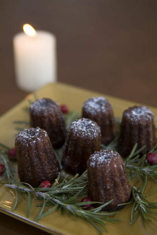 点心,无人,竖图,俯视,室内,特写,白天,餐桌,桌子,餐具,蜡烛,圣诞节,许多,阴影,节日,庆祝,光线,碟子,火焰,盘,影子,烛光,法式,食品,糖,甜点,甜品,枝条,枝,燃烧,文化,食物,糕点,盘子,碟,甜食,点燃,庆典,餐台,纪念,白砂糖,卡纳蕾,撒,彩图,高角度拍摄,可丽露,可露丽