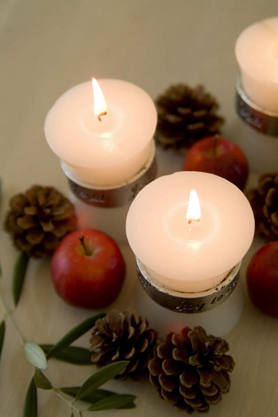 无人,竖图,俯视,室内,特写,白天,苹果,蜡烛,水果,叶子,圣诞节,阴影,节日,庆祝,光线,火焰,影子,烛光,生食,坚果,褐色,果实,绿叶,松果,燃烧,文化,红色,干果,点燃,庆典,纪念,枝叶,松塔,叶,叶片,彩图,高角度拍摄