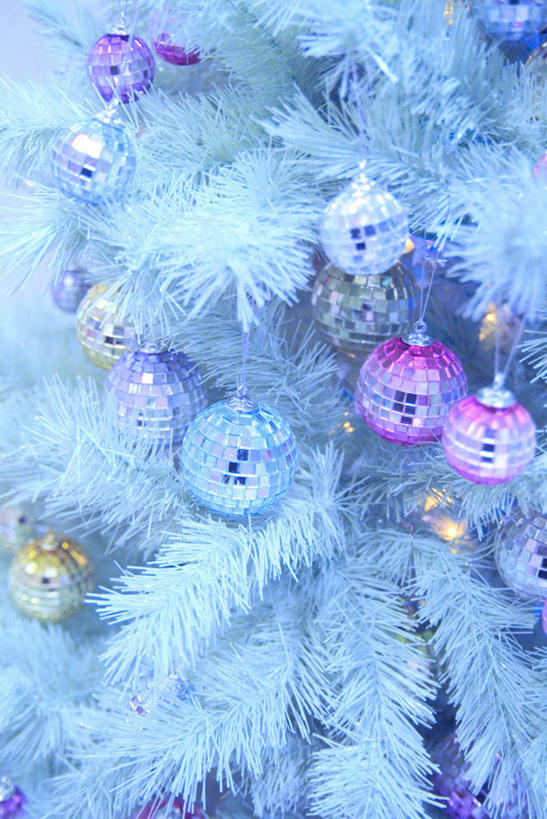 无人,竖图,室内,特写,白天,正面,植物,圣诞节,悬挂,节日,庆祝,装饰,挂饰,圣诞树,圣诞球,文化,圣诞快乐,球,装饰品,树,树木,绿色,白色,自然,工艺品,庆典,球体,生长,成长,纪念,华丽,修饰,点缀,衬托,美观,雅致,雅观,彩图