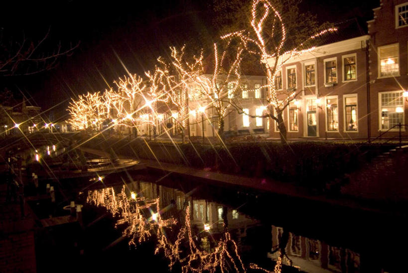 无人,家,横图,室外,夜晚,正面,河流,水,植物,照明,圣诞节,悬挂,节日,庆祝,装饰,彩灯,房屋,屋子,河水,水流,灯光,文化,楼房,住宅,灯,装饰品,树,树木,自然,装饰物,工艺品,灯具,庆典,花灯,生长,成长,纪念,华丽,修饰,明亮,照亮,点缀,照明设备,饰物,装饰灯,衬托,美观,雅致,雅观,彩图,房子