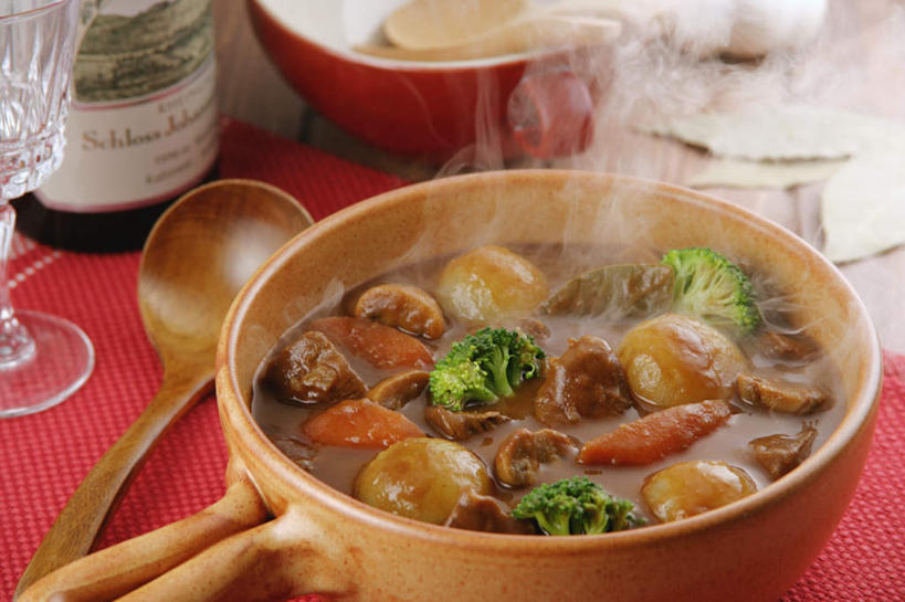 无人,横图,俯视,室内,特写,白天,烹饪,雾,餐桌,桌子,萝卜,胡萝卜,杯子,玻璃,一堆,堆叠,堆积,沸腾,盛开,蒸汽,高脚杯,勺子,花菜,花椰菜,西兰花,肉,汤,日本料理,牛肉,料理,食品,红酒杯,水蒸气,花蕾,菜肴,美食,肉类,玻璃制品,酒瓶,花瓣,花朵,鲜花,食物,一个,酒杯,木制品,容器,调羹,汤匙,碗,日式料理,花苞,花蕊,日式,佳肴,餐布,单个,餐台,储藏,堆,储存,肉食,蒸发,炖牛肉,玻璃杯,红萝卜,甘荀,彩图,高角度拍摄,贮存