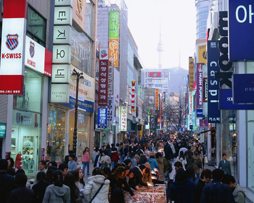 东方人,高楼大厦,商店,横图,室外,白天,正面,度假,美景,城市风光,标志建筑,超市,城市,大厦,地标,建筑,街道,摩天大楼,指示牌,首尔,汉城,韩国,亚洲,服装,标志,文字,景观,首都,许多人,拥挤,黄种人,娱乐,标识,建设,摊贩,天空,天,一群人,享受,休闲,景色,放松,金融,百货,贸易,百货公司,东亚,大韩民国,首尔市,首尔特别市,特别市,男人,男性,年轻男性,年轻女性,女人,女性,亚洲人,半身,彩图,商业,大楼,店铺,高层建筑,高楼,购物商场,购物中心,摩天楼,商业中心,杂货店,杂货铺